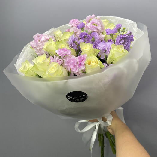 Букет из 15 роз и маттиол 💗