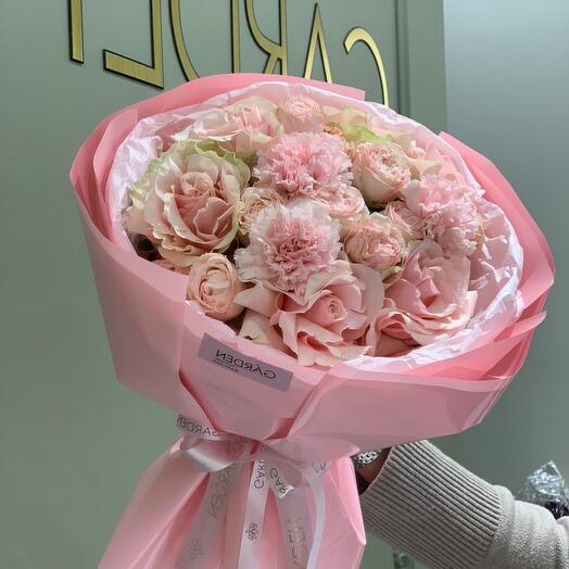 Pink Zefir Авторский букет из пионовидных и ажурных роз с диантусами
