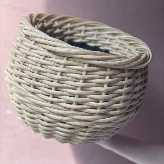 Кашпо из ротанга в бежевом оттенке