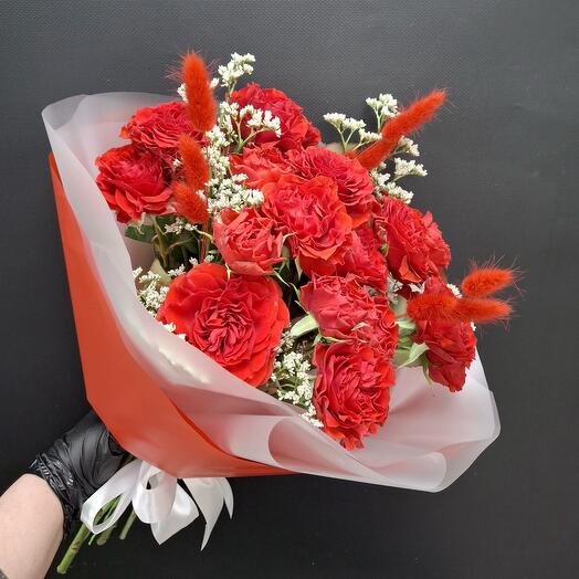 Красные кустовые розы с лагурусом