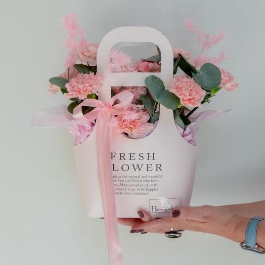 Композиция в сумочке с диантусом и стабилизированным аспарагусом