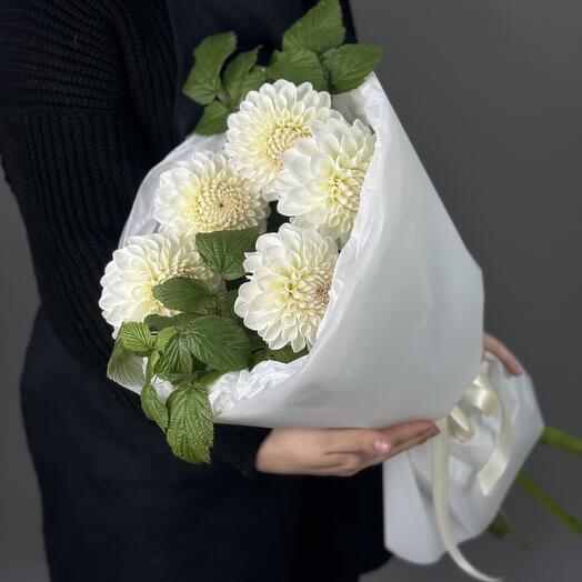Белые георгины и малина (5)/ цветы с доставкой