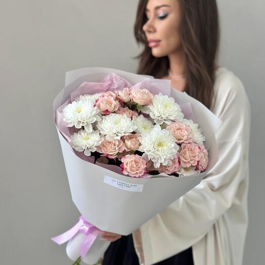 Букет из кустовой розы и хризантемы