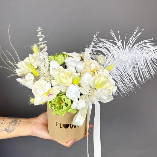 Композиция с мыльными цветами и сухоцветами в шляпной коробке