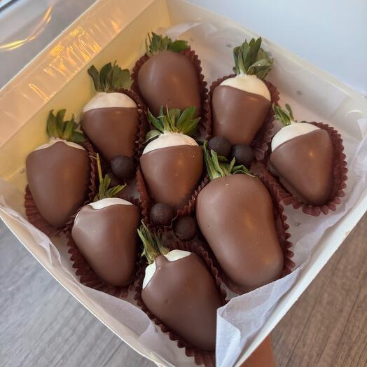 Набор из клубники в двойном шоколаде 9 штук