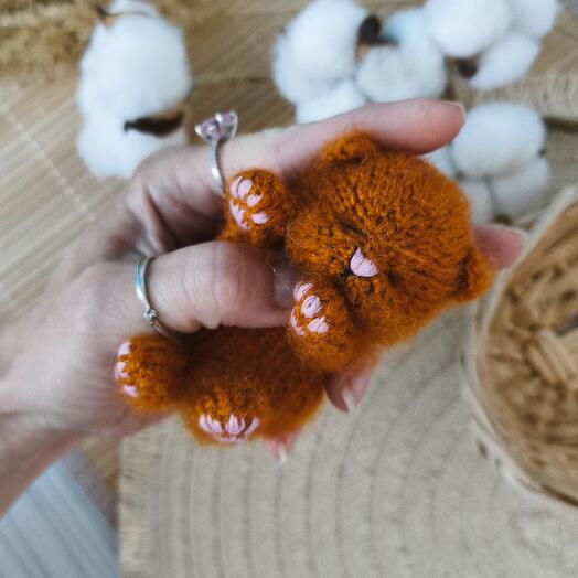 Игрушка котенок вязаный