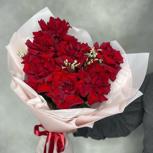 Букет красных французских роз Эксплорэр с лимониумом