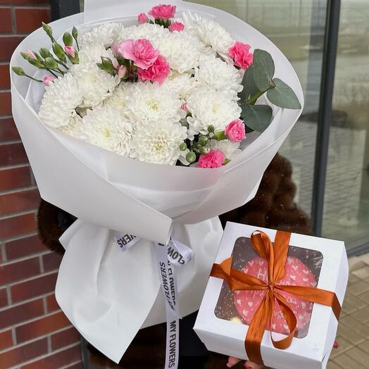 Бенто + стойкий букет цветов