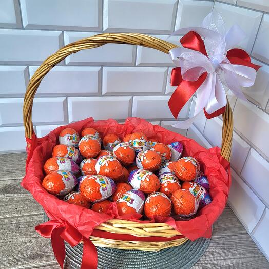 101 киндер сюрприз в корзине