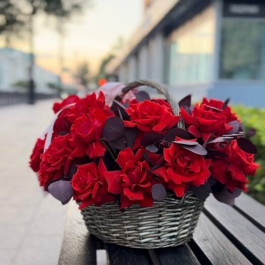Букет в корзине с красной французской розой