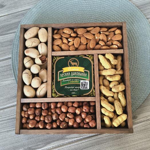 Набор орехов с паштетом из оленины