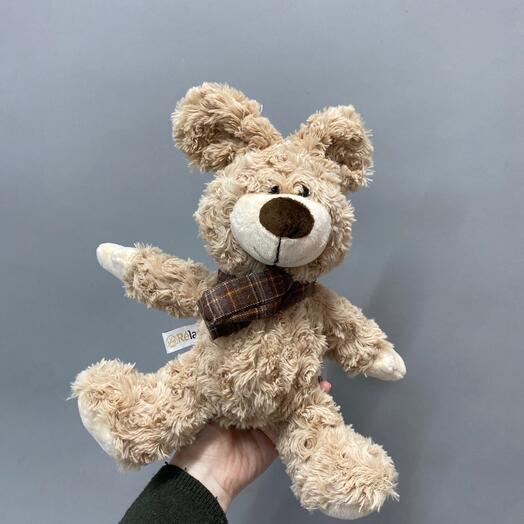 Зайчик с коричневым шарфиком