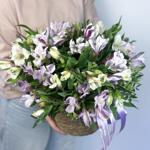Нежная композиция в корзине из сиреневых и белых альстромерий