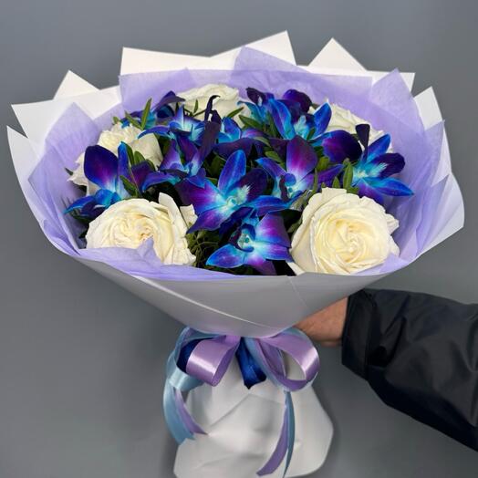 Букет с белыми розами и космическими орхидеями для Любимой мамы