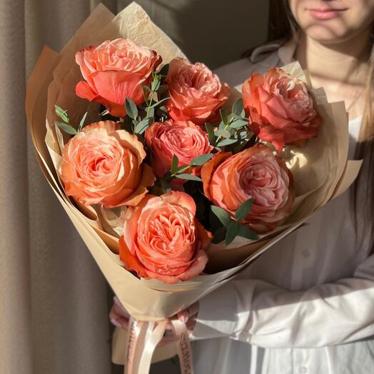 Букет «Капучино» из 7 пионовидных роз с эвкалиптом 🧡