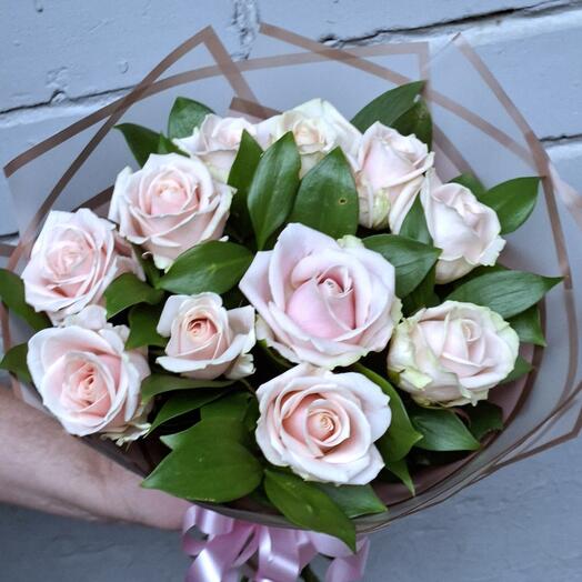 Букет нежно-розовых роз с рускусом 💐