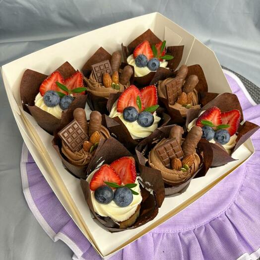 Капкейки с клубникой и голубикой