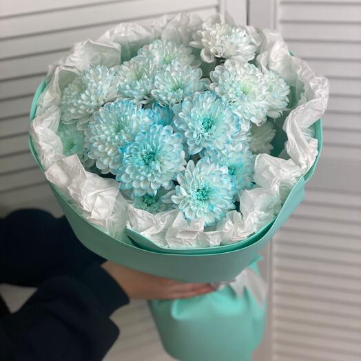 Монобукет Зефирка, с голубыми хризантемами