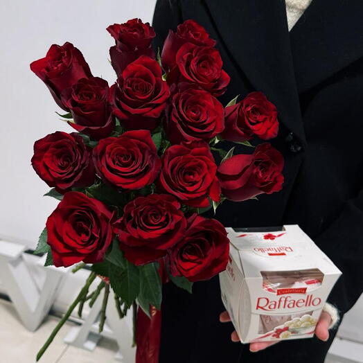 Букет 15 бордовых роз (Эквадор) + коробка конфет Raffaello
