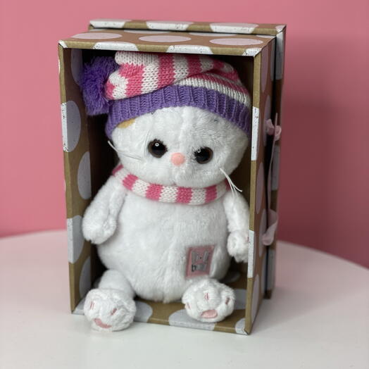 Кошечка Лили в зимней шапочке