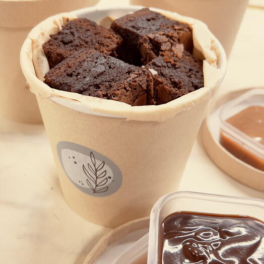 Брауни в стаканчике «Шоколадный восторг» + карамель на выбор