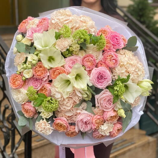 Роскошный авторский букет с амариллисами и пионовидными розами