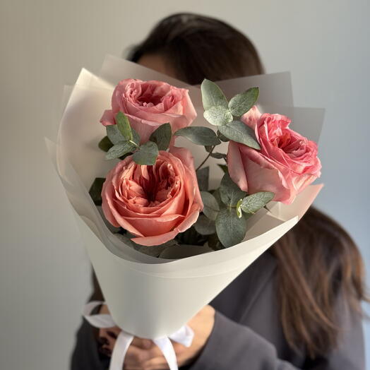 Коралловые пионовидные розы с эвкалиптом