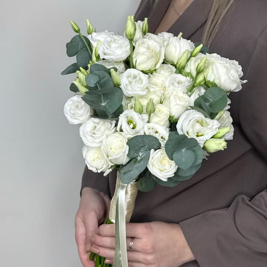 Букет невесты из кустовых роз, эустомы и эвкалипта