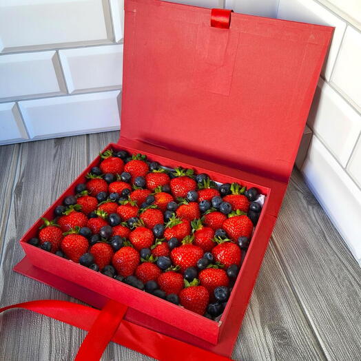 Клубника и голубника в красной коробочке