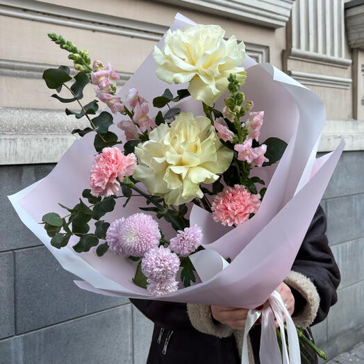 Нежный розовый букет с розой Мондиаль