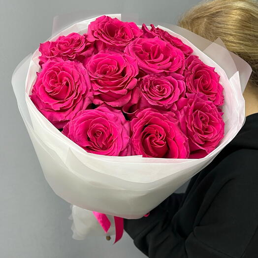 Малиновые розы 🌹 в упаковке с лентой (11 малиновых роз сорта Фулл Монти)