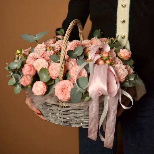 Корзина с пионовидными кустовыми розами и эвкалиптом