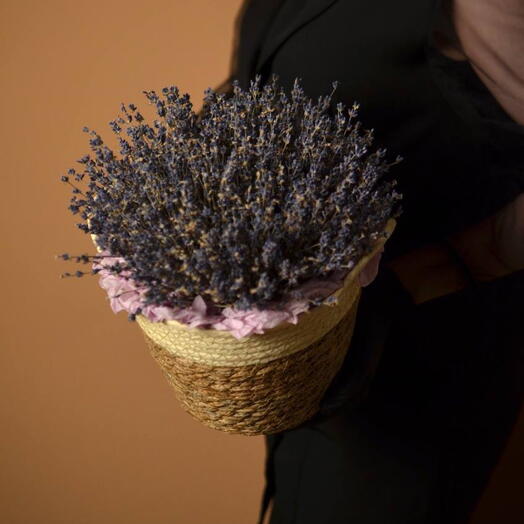 Плетеная корзина с ароматной лавандой