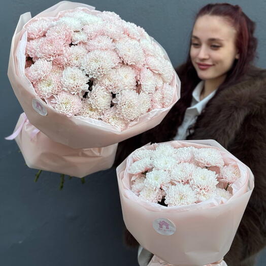 Комбо-набор из нежно-розовых кустовых хризантем: 5 штук кустовых хризантем и 15 штук кустовых хризантем в оформлении
