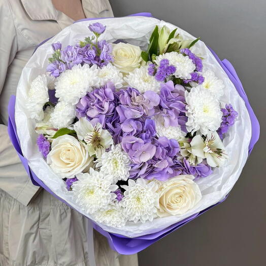 Букет с фиолетовой гортензией и белыми розами💜