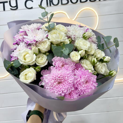 Букет розовой хризантемы и белых роз