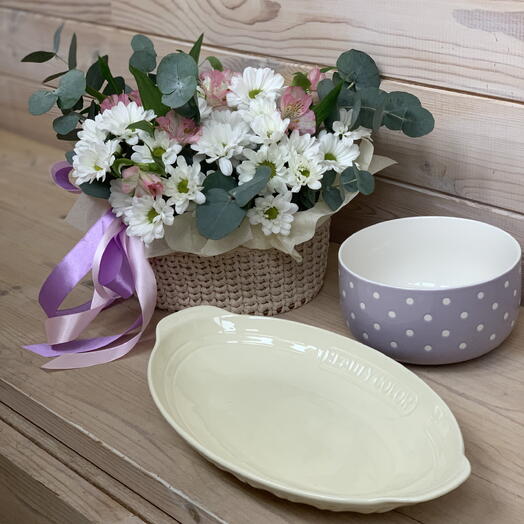 Букет и сервировочная посуда в наборе