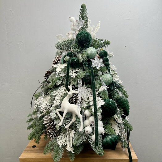 Живая Ель из датской пихты нобилиса в зеленых оттенках с декором