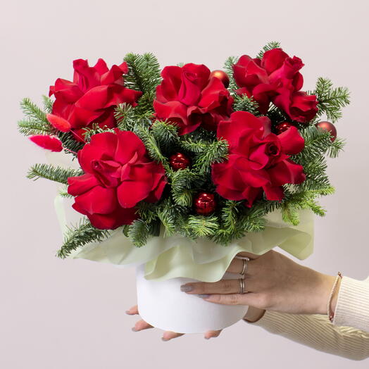 Новогодняя композиция с французскими розами и ароматным нобилисом. Арт.239