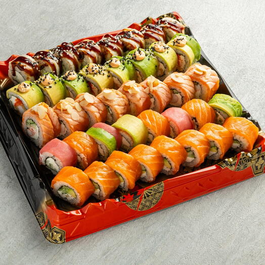 Большой сет роллов из лосося, тунца, угря и креветки