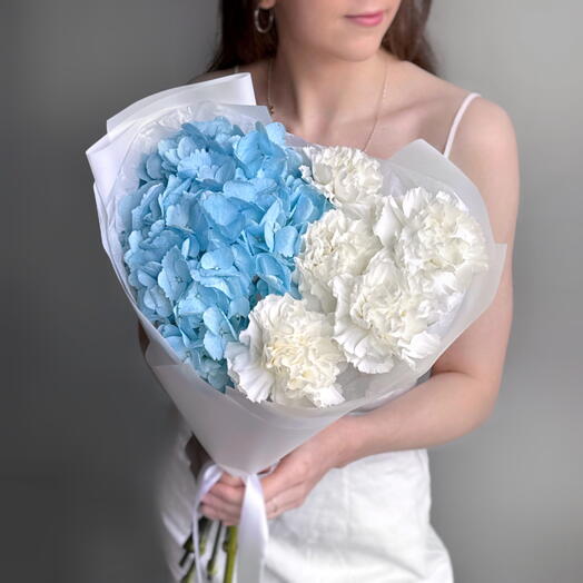 Нежный букет голубая гортензия и белые диантусы