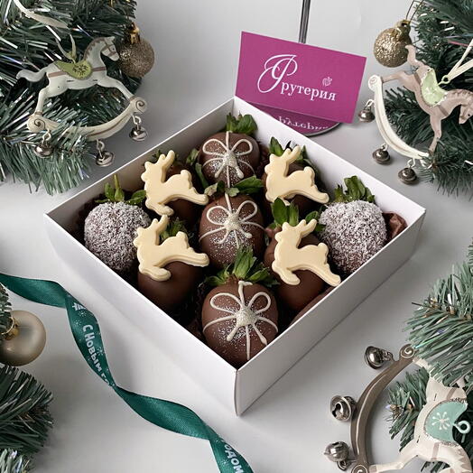 Клубника в шоколаде «Все по - новогоднему» с оленями на Новый год (9-12 ягод)