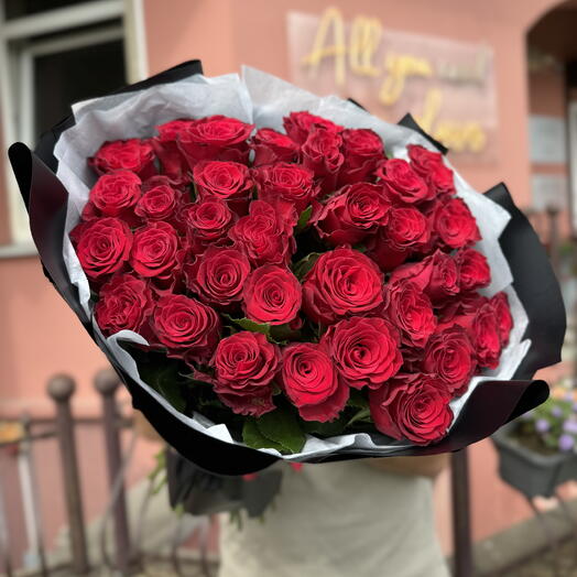 35 красных роз Rhodos с оформлением