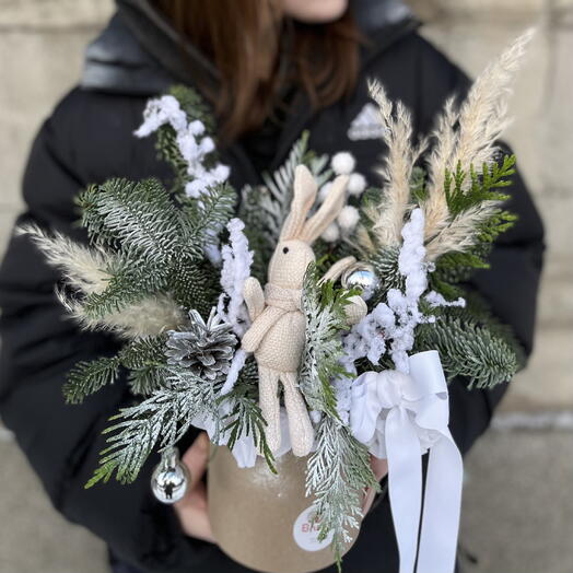 Прекрасная хвойная композиция в шляпной коробке с новогодним декором