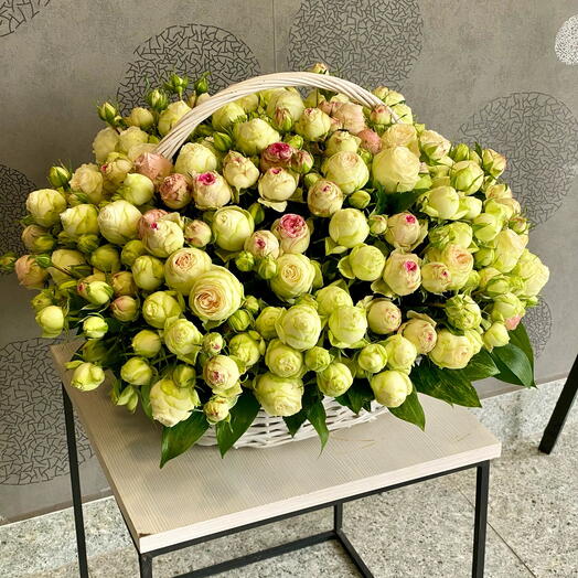 Корзина из 101 кустовых пионовидных роз