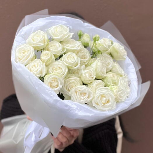 Snow roses. Букет с белыми кустовыми розами