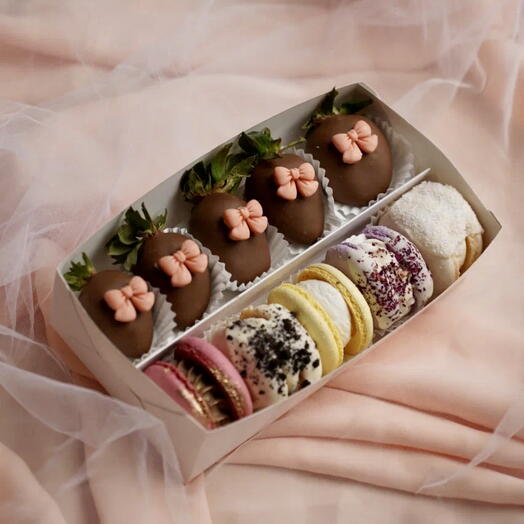 Микс набор из клубники шоколада и макаронс