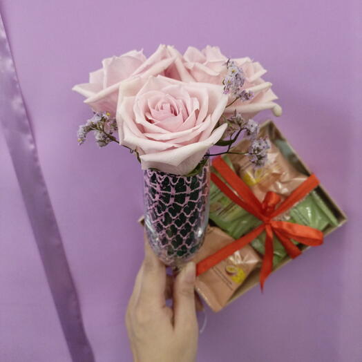 Вау комплимент роза в бокале с пирожными макарон