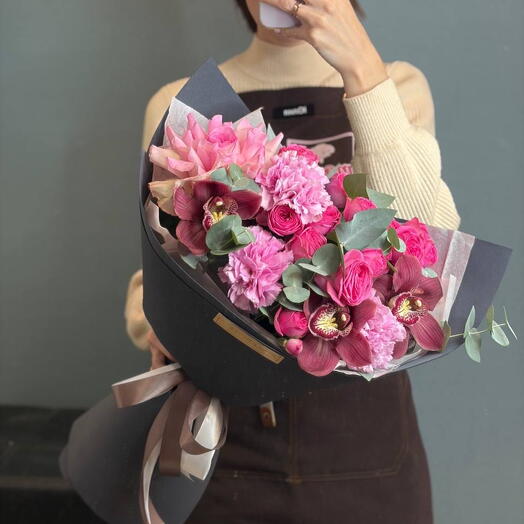 Букет с орхидеями и пионовидной розой 💗