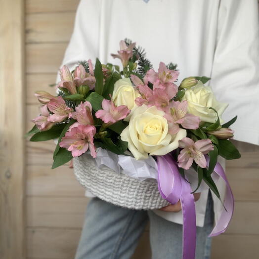 Розы и альстромерии в букете, белой корзине